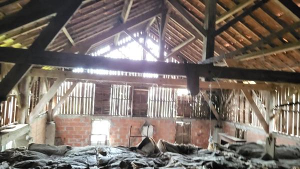 24400 fermette proche  Mussidan : maison , 2 granges , hangar tabac et hangar sur 8000 m²