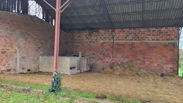 24400 fermette proche  Mussidan : maison , 2 granges , hangar tabac et hangar sur 8000 m²