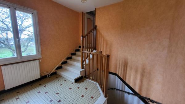 24400 fermette proche  Mussidan : maison , 2 granges , hangar tabac et hangar sur 8000 m²