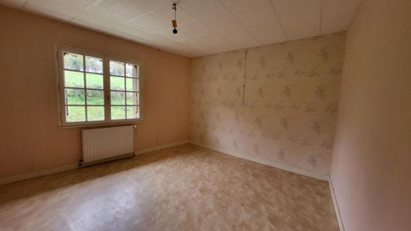 24400 fermette proche  Mussidan : maison , 2 granges , hangar tabac et hangar sur 8000 m²