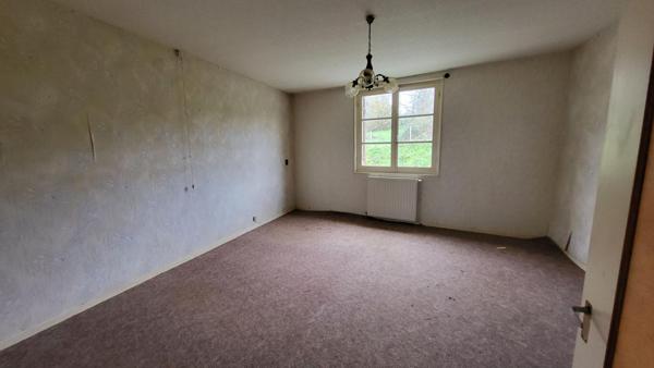 24400 fermette proche  Mussidan : maison , 2 granges , hangar tabac et hangar sur 8000 m²