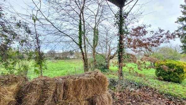 24400 fermette proche  Mussidan : maison , 2 granges , hangar tabac et hangar sur 8000 m²