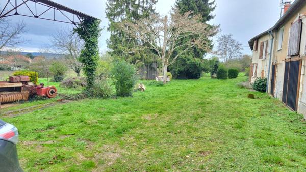 24400 fermette proche  Mussidan : maison , 2 granges , hangar tabac et hangar sur 8000 m²