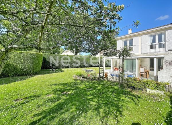 Maison de ville Village MONTIGNY LE BRETONNEUX - 4 pièces - 94 m2 et 111.40 m² utiles.