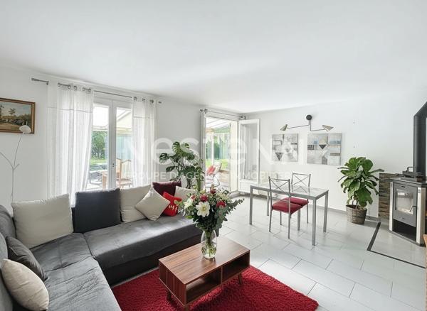 Maison de ville Village MONTIGNY LE BRETONNEUX - 4 pièces - 94 m2 et 111.40 m² utiles.