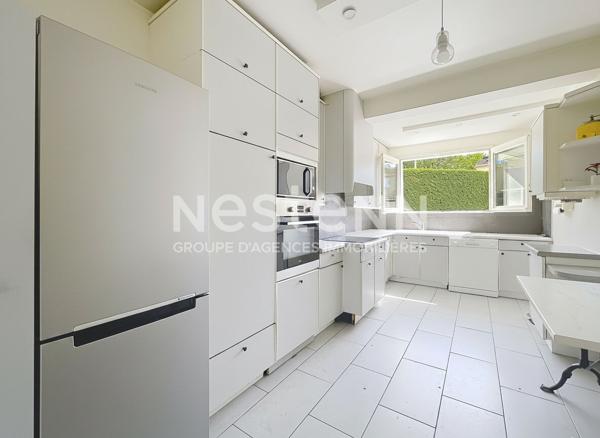 Maison de ville Village MONTIGNY LE BRETONNEUX - 4 pièces - 94 m2 et 111.40 m² utiles.