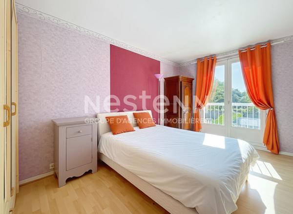 Maison de ville Village MONTIGNY LE BRETONNEUX - 4 pièces - 94 m2 et 111.40 m² utiles.