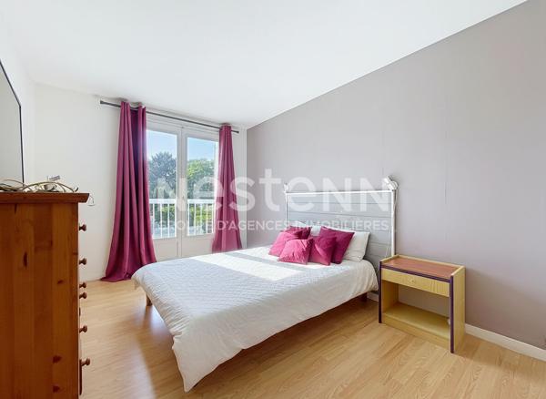 Maison de ville Village MONTIGNY LE BRETONNEUX - 4 pièces - 94 m2 et 111.40 m² utiles.