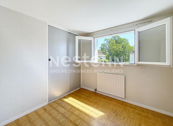 Maison de ville Village MONTIGNY LE BRETONNEUX - 4 pièces - 94 m2 et 111.40 m² utiles.