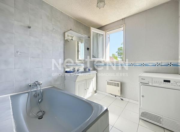 Maison de ville Village MONTIGNY LE BRETONNEUX - 4 pièces - 94 m2 et 111.40 m² utiles.