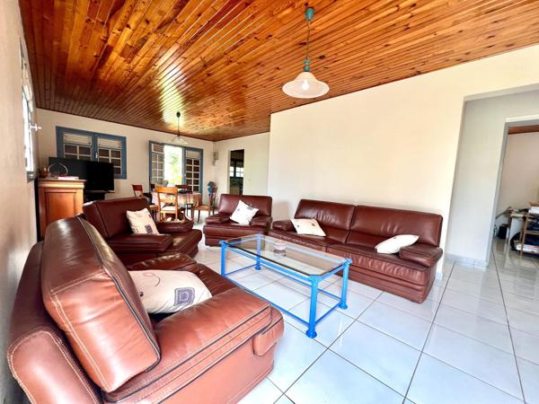 Grande maison avec potentiel locatif, garage
