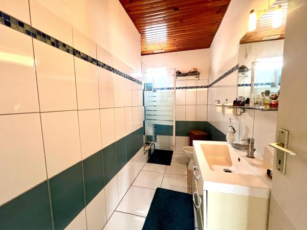 Grande maison avec potentiel locatif, garage