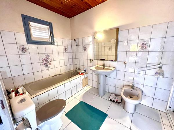 Grande maison avec potentiel locatif, garage