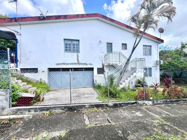 Grande maison avec potentiel locatif, garage