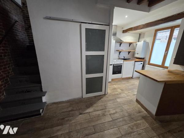 LILLE - METRO WAZEMMES - MAISON DE COUREE  EN PARTIE RENOVEE - QUELQUES FINITIONS A PREVOIR