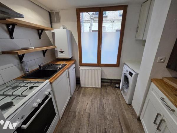 LILLE - METRO WAZEMMES - MAISON DE COUREE  EN PARTIE RENOVEE - QUELQUES FINITIONS A PREVOIR