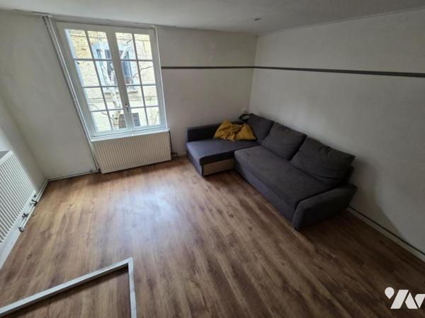 LILLE - METRO WAZEMMES - MAISON DE COUREE  EN PARTIE RENOVEE - QUELQUES FINITIONS A PREVOIR