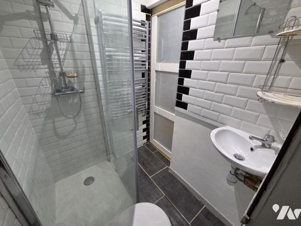 LILLE - METRO WAZEMMES - MAISON DE COUREE  EN PARTIE RENOVEE - QUELQUES FINITIONS A PREVOIR