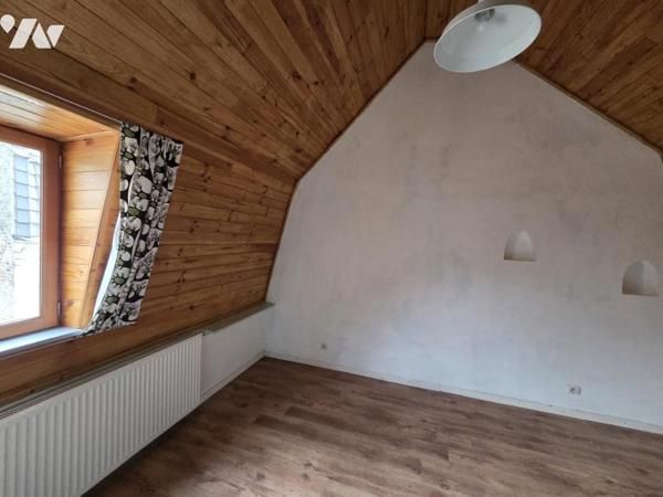 LILLE - METRO WAZEMMES - MAISON DE COUREE  EN PARTIE RENOVEE - QUELQUES FINITIONS A PREVOIR