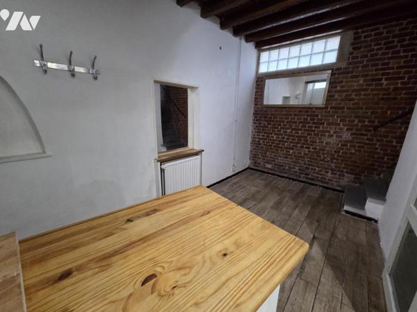 LILLE - METRO WAZEMMES - MAISON DE COUREE  EN PARTIE RENOVEE - QUELQUES FINITIONS A PREVOIR