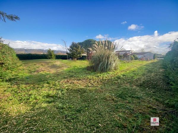 Joli terrain constructible à Calmont pour projet familial dans environnement calme