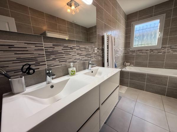 Maison récente à vendre 5 pièces 3 chambres jardin Proche LA ROCHEFOUCAULD EN ANGOUMOIS