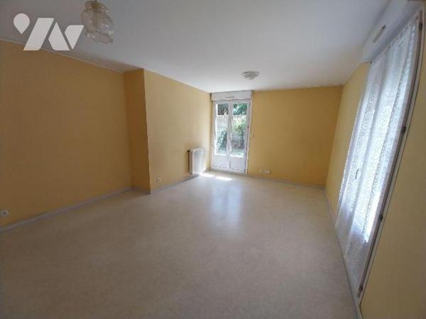 VITRE. Centre ville, à 2 pas des commerces/écoles et gare, charmant appartement de type 3 de 60...