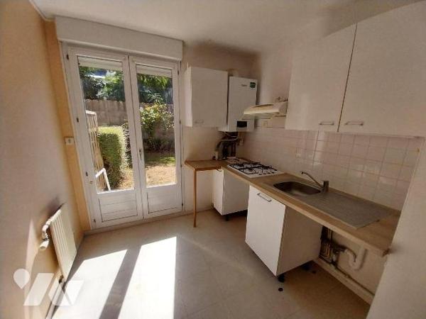 VITRE. Centre ville, à 2 pas des commerces/écoles et gare, charmant appartement de type 3 de 60...