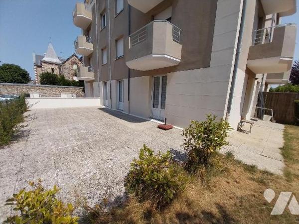 VITRE. Centre ville, à 2 pas des commerces/écoles et gare, charmant appartement de type 3 de 60...