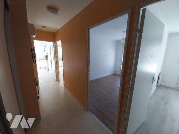 VITRE. Centre ville, à 2 pas des commerces/écoles et gare, charmant appartement de type 3 de 60...