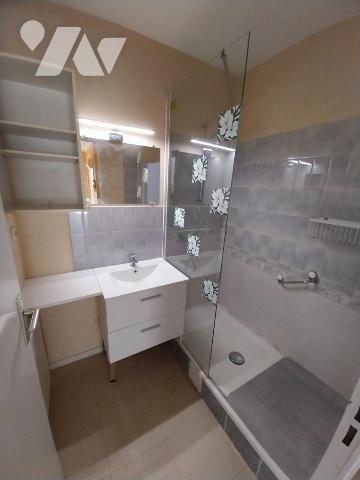 VITRE. Centre ville, à 2 pas des commerces/écoles et gare, charmant appartement de type 3 de 60...