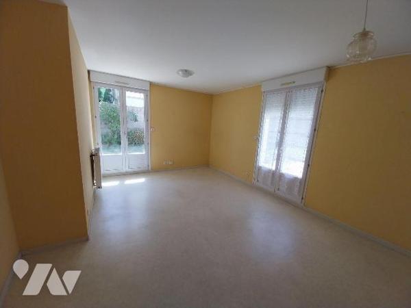 VITRE. Centre ville, à 2 pas des commerces/écoles et gare, charmant appartement de type 3 de 60...