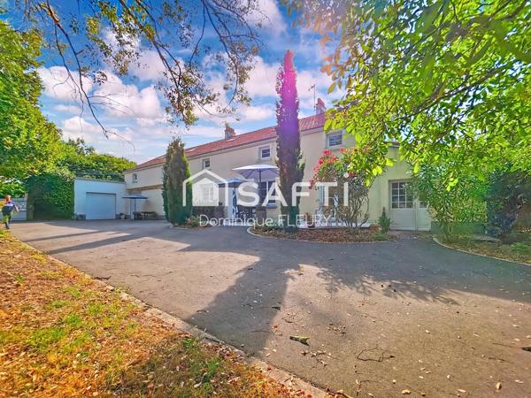 Maison de 250m², 8 pièces sur 5300m² de terrain.