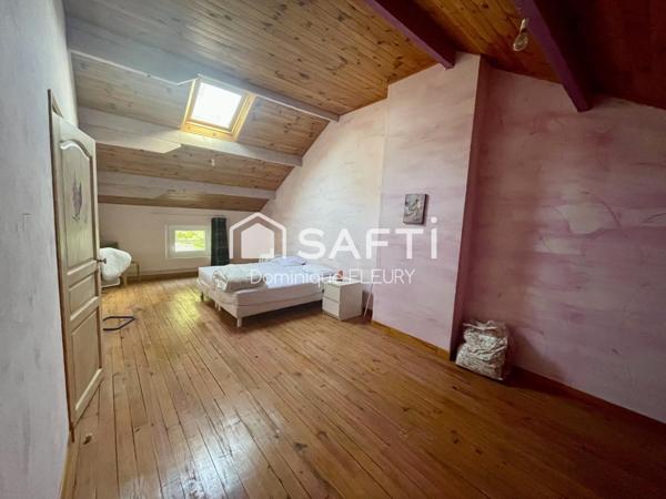 Maison de 250m², 8 pièces sur 5300m² de terrain.