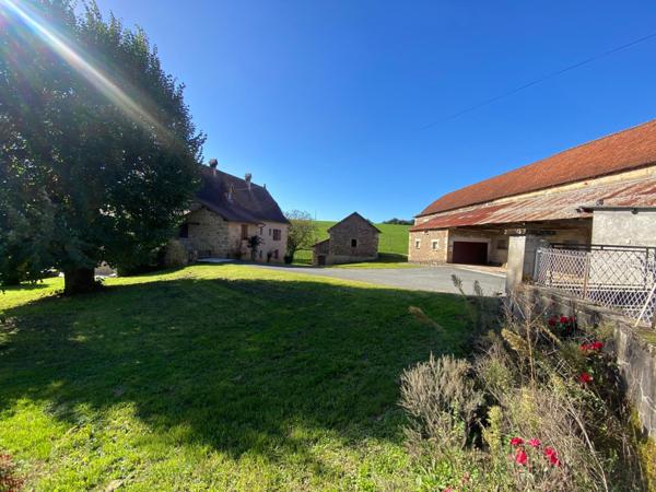 Très grande maison, trois granges