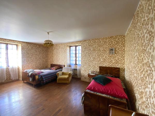 Très grande maison, trois granges