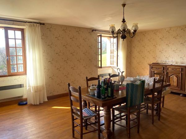 Très grande maison, trois granges