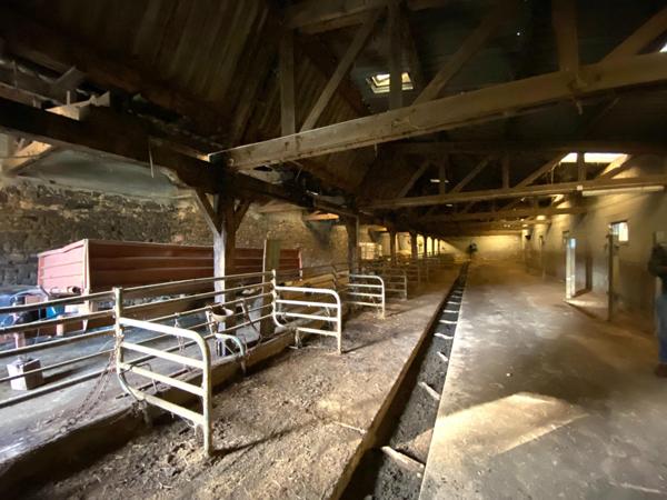 Très grande maison, trois granges