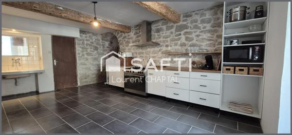 Maison de village avec jardin et garage.