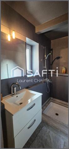 Maison de village avec jardin et garage.