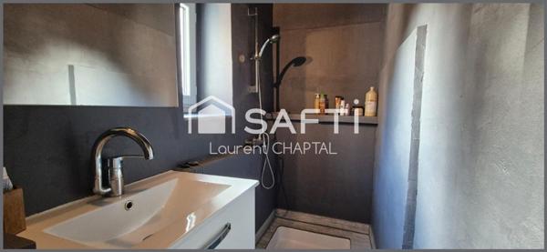 Maison de village avec jardin et garage.