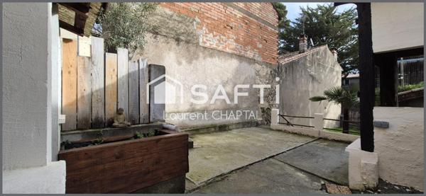 Maison de village avec jardin et garage.