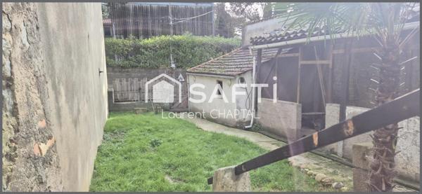 Maison de village avec jardin et garage.