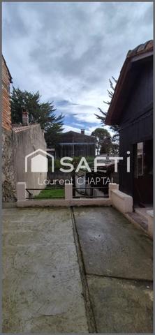 Maison de village avec jardin et garage.