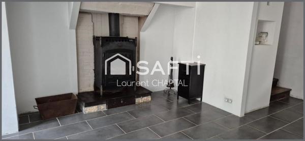 Maison de village avec jardin et garage.