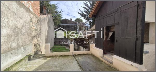 Maison de village avec jardin et garage.