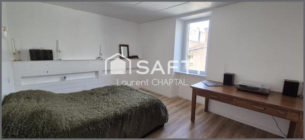 Maison de village avec jardin et garage.