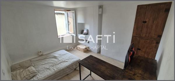 Maison de village avec jardin et garage.