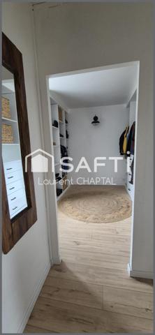 Maison de village avec jardin et garage.