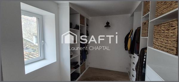 Maison de village avec jardin et garage.